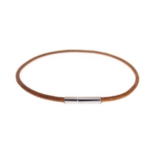 Leren armband heren. Fijne handarmband voor heren van bruin leer voor papa of mama. Verjaardagscadeau. Armband voor grote/kleine polsen. 2 mm