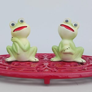 Hand painted Japan- Ceramic googly eyed frog salt and pepper shaker set- FREE SHIPPING