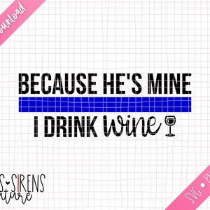 Peut inclure: Graphique noir et bleu avec le texte "Because he's mine I drink wine" et une icône de verre à vin. Le graphique a une fine ligne bleue au milieu.