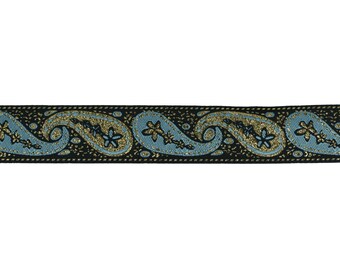 Puede incluir: Borde negro con un patrón paisley azul y dorado. El borde tiene un acabado sutilmente brillante.