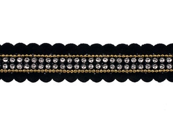 Peut inclure: Garniture en velours noir avec une chaîne dorée et des strass transparents. La garniture a un bord festonné.