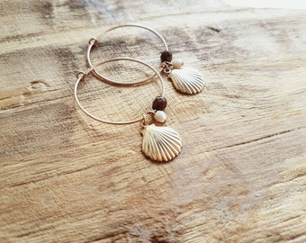 Boucles d’oreilles en cerceau remplies d’or avec pendentif en forme de coquillage et perles de verre bohème