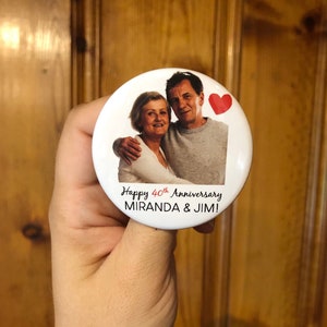 Könnte beinhalten: Ein weißer Knopf mit einem Foto eines Paares, einem roten Herzen und dem Text "Happy 40th Anniversary MIRANDA & JIM!"