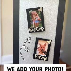 Puede incluir: Dos marcos de fotos negros con corazones blancos sobre un fondo plateado texturizado. El marco superior tiene una foto de dos chicas y el texto "Besties". El marco inferior tiene una foto de un perro y el texto "Penny".