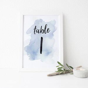 Instant Download Aquarel Splash-tabelnummers / Lichtblauwe aquarel / Borstelbelettering / Digitale Print-at-Home-bestand tabelnummers 1-20