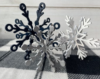 Ensemble de 3 flocons de neige en bois bleu marine, décoration de Noël, plateau à plusieurs niveaux de Noël, décoration d'hiver, plateau à plusieurs niveaux de saison, plateaux à plusieurs niveaux, décor de flocon de neige