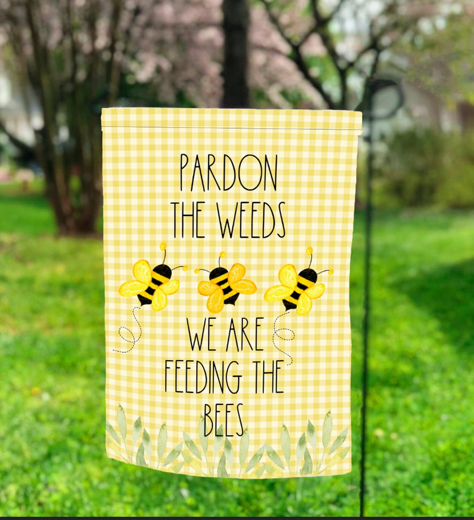 Cartello decorativo verticale per giardino, motivo Pardon Our Weeds We 're Feeding The Bees su entrambi i lati, per decorazione esterna, 30 x 40 cm