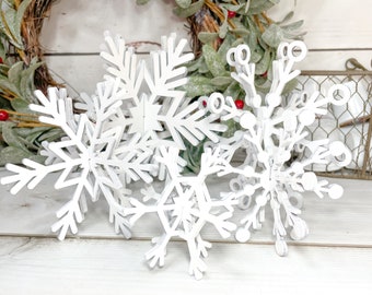 Ensemble blanc de 5 flocons de neige en bois, décoration de Noël, plateau à plusieurs niveaux de Noël, décoration d'hiver, plateau à plusieurs niveaux de saison, plateaux à plusieurs niveaux, décor de flocon de neige