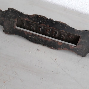 Vintage, smeedijzeren brievenbus klep, in Frans geschreven ( lettres )