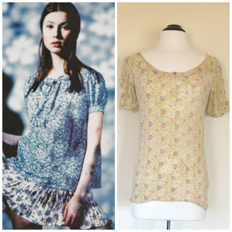 K&ouml;nnte beinhalten: Zwei Bilder einer Bluse mit Blumenmuster, Rundhalsausschnitt und kurzen &Auml;rmeln. Das erste Bild zeigt eine Frau, die die Bluse mit einem passenden Rock tr&auml;gt. Das zweite Bild zeigt die Bluse auf einer Schaufensterpuppe.