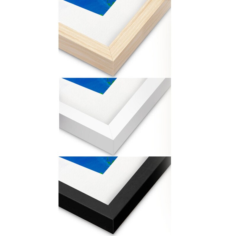 K&ouml;nnte beinhalten: Drei gerahmte Kunstwerke mit unterschiedlichen Rahmenfarben: Naturholz, Wei&szlig; und Schwarz. Jeder Rahmen umgibt ein Kunstwerk mit einem abstrakten blauen und gr&uuml;nen Design, das auf einem wei&szlig;en Passepartout liegt.