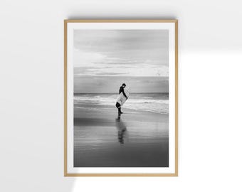 Newburyport Surfer Schwarz-Weiß-Stranddruck, minimalistische nautische Küstenwandkunst
