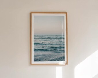 Minimalistische Meereswandkunst, Küstenhorizont-Fotografie, sanfte blaue Meereswellen, neutrales Strandhausdekor, gerahmte oder ungerahmte Fine Art