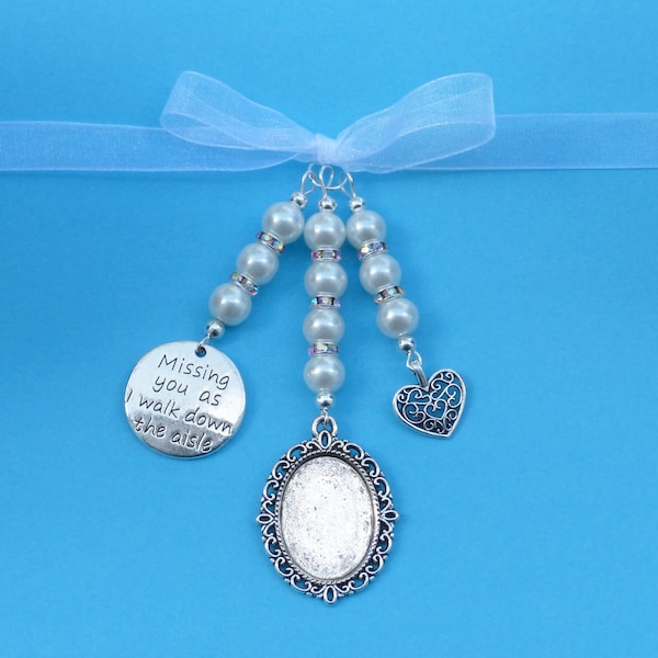 Memorial Wedding bouquet charm for bride. Bridal bouquet photo frame pearls, heart charm with name & missing you charm. Dad Mum Nana Grandad