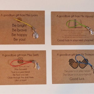 Personalisierte Geschenke von Lehrer an Studenten Schüler. Charm & Message-Karte. Klasse von 2023. Viel Glück Ende des Schuljahres Mädchen und Jungen