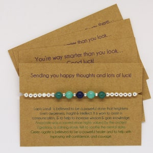 Bracelet de pierres précieuses porte-bonheur avec carte de message inspirante – Cadeau parfait pour les nouveaux départs, les remises de diplômes et les étapes de la vie.