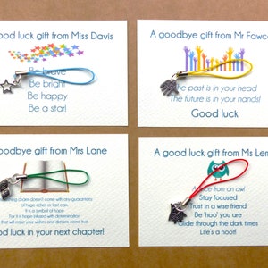 Klasse Geschenke vom Lehrer. Auf Wiedersehen und viel Glück personalisierte Karten & Charms. Ende des Begriffs Geschenk Mädchen und Jungen. Prüfungen A'levels GCSEs SATs.