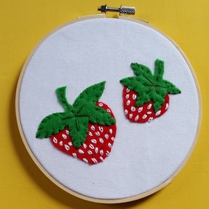 Aardbeien muur hangen. Schattig fruit wanddecoratie in borduurring