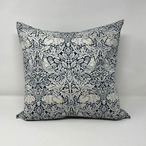 Coussin Brer Rabbit dans un design William Morris (Bleu)