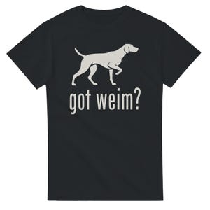 Op de afbeelding: Zwart t-shirt met een lichtgrijze silhouet van een hond en de tekst "got weim?" in een schreefloze lettertype. De afbeelding toont een Weimaraner.