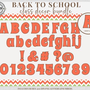 Puede incluir: Un paquete de decoraci&oacute;n de clase con letras, n&uacute;meros y s&iacute;mbolos naranjas. Las letras may&uacute;sculas y min&uacute;sculas, junto con los n&uacute;meros del 0 al 9, est&aacute;n en una fuente retro. El texto "BACK TO SCHOOL class decor bundle" est&aacute; en la parte superior.