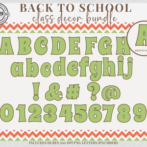 Puede incluir: Un paquete de decoraci&oacute;n de clase con letras, n&uacute;meros y s&iacute;mbolos verdes con contorno marr&oacute;n. El texto "BACK TO SCHOOL" y "class decor bundle" est&aacute;n en la parte superior. La imagen incluye las letras A-J, a-j, los n&uacute;meros 0-9 y s&iacute;mbolos.