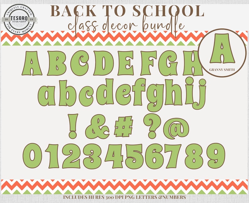 Puede incluir: Un paquete de decoraci&oacute;n de clase con letras, n&uacute;meros y s&iacute;mbolos verdes con contorno marr&oacute;n. El texto "BACK TO SCHOOL" y "class decor bundle" est&aacute;n en la parte superior. La imagen incluye las letras A-J, a-j, los n&uacute;meros 0-9 y s&iacute;mbolos.