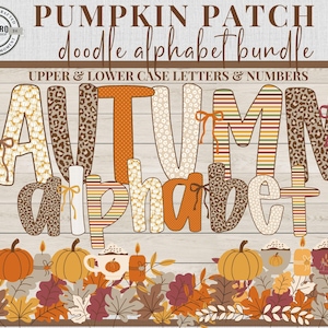 Könnte beinhalten: Ein digitales Design mit dem Text "PUMPKIN PATCH doodle alphabet bundle" und dem Wort "AUTUMN" in großen Buchstaben. Die Buchstaben sind mit Mustern verziert, darunter Leopardenmuster, Streifen und Kürbismotive. Kürbisse, Kerzen und Herbstblätter befinden sich unten.