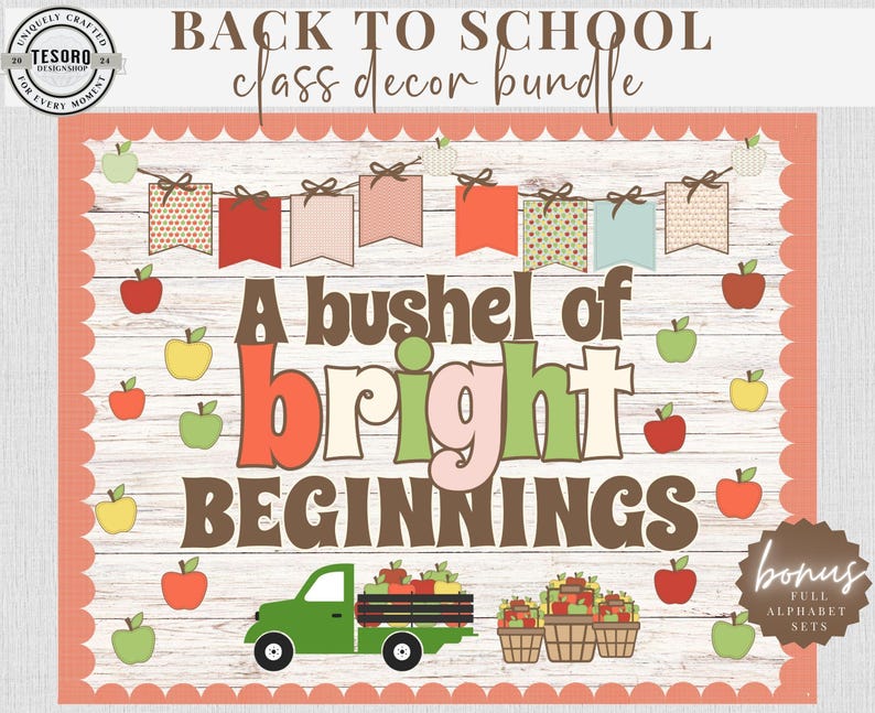 Puede incluir: Un paquete de decoraci&oacute;n para el aula con el texto "Back to School" y "A bushel of bright beginnings." El dise&ntilde;o incluye manzanas, pancartas y un cami&oacute;n verde que transporta manzanas. El borde es de color melocot&oacute;n con un borde festoneado.