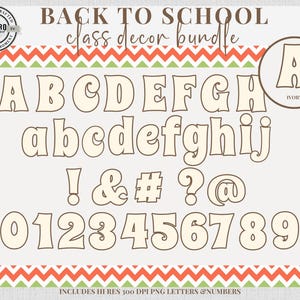 Puede incluir: Un paquete de decoraci&oacute;n de clase con el texto "Back to School". La imagen presenta el alfabeto en may&uacute;sculas y min&uacute;sculas, n&uacute;meros y s&iacute;mbolos. Las letras y los n&uacute;meros son de color marfil con un contorno marr&oacute;n. El texto "Includes Hi Res 300 DPI PNG Letters & Numbers."