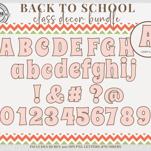 Puede incluir: Un paquete de decoraci&oacute;n de clase digital con el alfabeto, n&uacute;meros y s&iacute;mbolos en una fuente l&uacute;dica. Las letras y los n&uacute;meros son de color rosa claro con un contorno marr&oacute;n. El texto "Back to School" est&aacute; en la parte superior.