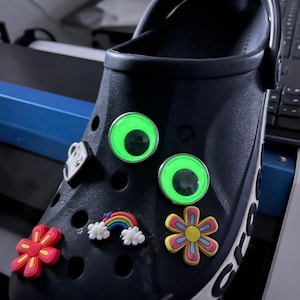 NOWE świecące w ciemności Googly Wiggly Eye Clog pokaż zawieszki