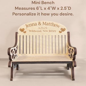 Könnte beinhalten: Eine kleine Holzbank mit einer personalisierten Inschrift, die "Jenna & Matthew 3.23.25 Wildwood, New Jersey" lautet. Die Bank ist 15,24 cm lang, 10,16 cm breit und 6,35 cm tief.