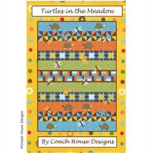 Może przedstawiać: Wzór patchworku z kolorowym wzorem żółwi, ważek i kwiatów. Patchwork nosi tytuł "Turtles in the Meadow" i jest autorstwa Coach House Designs.