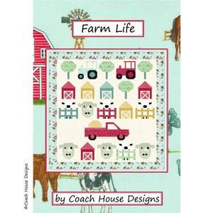Peut inclure: Un motif de courtepointe représentant une scène de ferme avec des granges rouges, un tracteur, une camionnette, des vaches et des clôtures. Le motif est intitulé "Farm Life" et est de Coach House Designs.