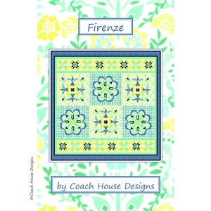 Peut inclure: Un modèle de courtepointe appelé "Firenze" par Coach House Designs. La courtepointe présente un motif floral dans un schéma de couleurs bleu, vert et jaune. La courtepointe est composée de carrés avec des motifs différents dans chaque carré.