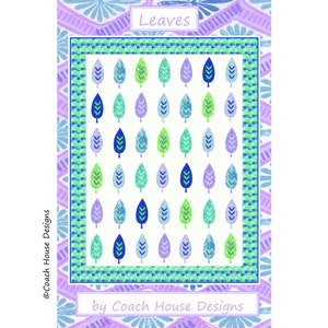 Könnte beinhalten: Ein Quiltmuster mit weißem Hintergrund und einem sich wiederholenden Muster aus blauen, grünen und violetten Blättern. Der Quilt ist mit einem blauen, grünen und violetten Rand eingefasst. Der Titel "Leaves" befindet sich oben auf dem Quilt und der Text "by Coach House Designs" unten.