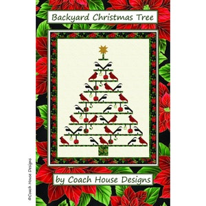 Pode incluir: Um padrão de acolchoado para uma árvore de Natal com cardeais vermelhos e ornamentos. O padrão chama-se "Backyard Christmas Tree" da Coach House Designs.