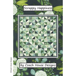 Może przedstawiać: Wzór patchworku o nazwie "Scrappy Happiness" autorstwa Coach House Designs. Patchwork składa się z łatek tkaniny w kolorze zielonym, niebieskim i białym, ułożonych w geometryczny wzór. Wzór otoczony jest obramowaniem z białych kwiatów i zielonych liści na ciemnozielonym tle.