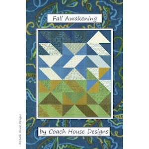 Puede incluir: Un patrón de colcha llamado "Fall Awakening" de Coach House Designs. La colcha presenta un diseño de patchwork con triángulos azules, verdes y dorados.