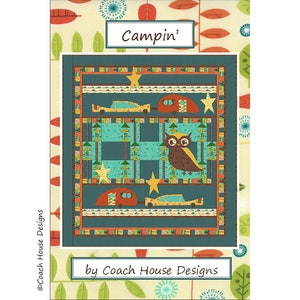 Puede incluir: Un diseño de patrón de colcha con un fondo azul verdoso, un búho marrón, estrellas amarillas y autocaravanas rojas y amarillas. El texto "Campin'" está en la parte superior de la imagen y "by Coach House Designs" en la parte inferior.