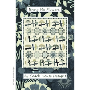Peut inclure: Un modèle de courtepointe intitulé "Bring Me Flowers" par Coach House Designs. Le motif présente un fond blanc avec un motif répétitif de motifs floraux bleus et gris et de formes géométriques.