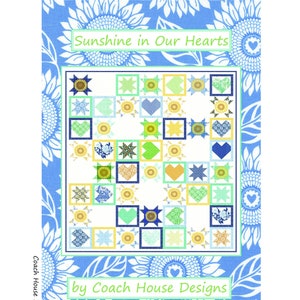 Peut inclure: Une courtepointe patchwork avec une bordure de tournesols bleus et blancs. La courtepointe présente des carrés avec des cœurs, des étoiles et des motifs floraux dans des tons de bleu, jaune et vert. Le texte "Sunshine in Our Hearts" est affiché en haut.