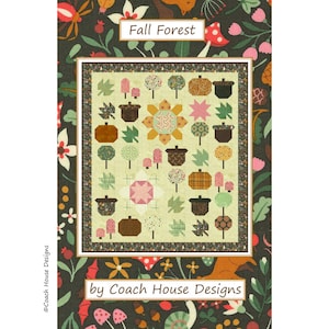 Könnte beinhalten: Ein Quiltmuster namens "Fall Forest" von Coach House Designs. Das Muster zeigt eine Vielzahl von herbstlichen Farben und Designs, darunter Bäume, Eicheln, Kürbisse und Blätter. Der Quilt ist vor einem dunkelgrünen Hintergrund mit einem Blumenmuster platziert.