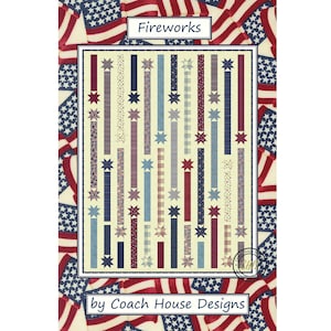 Puede incluir: Un diseño de edredón patriótico con rayas verticales en rojo, blanco y azul, adornado con estrellas. El diseño está enmarcado por un fondo de banderas americanas. Los textos "Fireworks" y "by Coach House Designs" son visibles.
