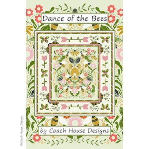 Könnte beinhalten: Ein Quiltmuster mit einem Bienenstock, umgeben von Bienen, Blumen und Schmetterlingen. Das Muster trägt den Titel "Dance of the Bees" von Coach House Designs.