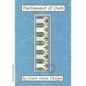 Puede incluir: Un diseño azul y blanco con el texto "Parliament of Owls" en la parte superior. El diseño presenta una serie de formas de búho dispuestas verticalmente. La parte inferior de la imagen dice "by Coach House Designs".