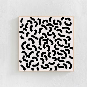 Puede incluir: Impresi&oacute;n de arte abstracto en blanco y negro con un patr&oacute;n de formas curvas que se asemejan a un estampado de animal estilizado. La impresi&oacute;n est&aacute; enmarcada en un marco de madera claro.