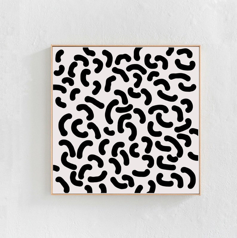 Puede incluir: Impresi&oacute;n de arte abstracto en blanco y negro con un patr&oacute;n de formas curvas que se asemejan a un estampado de animal estilizado. La impresi&oacute;n est&aacute; enmarcada en un marco de madera claro.