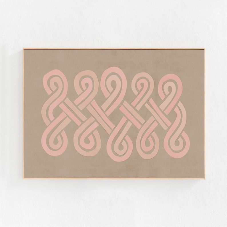 K&ouml;nnte beinhalten: Ein gerahmter abstrakter Kunstdruck mit einem geometrischen Design aus pinkfarbenen und braunen, ineinandergreifenden Spiralen.
